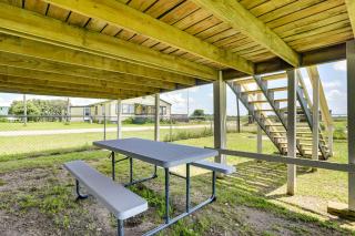 Deck and Fenced-In Yard Texas Escape! - Freeport - 9
