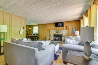 Pet-Friendly Pocono Lake Cabin with Community Pool! - 7