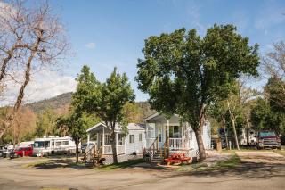 Mountain Gate RV Park and Cottages - Redding - 5