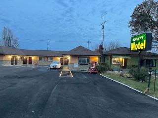 QUEEN'S MOTEL - - 0
