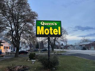 QUEEN'S MOTEL - - 4