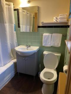 QUEEN'S MOTEL - - 2