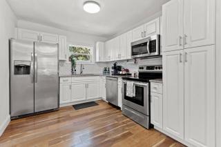 Treehouse is a Quaint 2 BR in an Up-and-Coming Part of Town, Pet Friendly with Fenced Yard and lounge area that is Close to Downtown Tampa - Tampa - 7