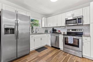Treehouse is a Quaint 2 BR in an Up-and-Coming Part of Town, Pet Friendly with Fenced Yard and lounge area that is Close to Downtown Tampa - Tampa - 5