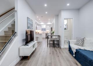 Fresh 3BR Home in Junction Area WFH Setup Backyard - Toronto - 0