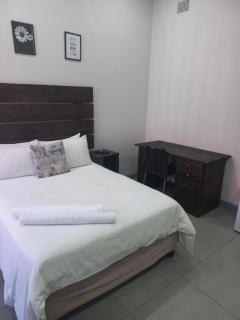 Triple9 Hatfield Guesthouse - 7