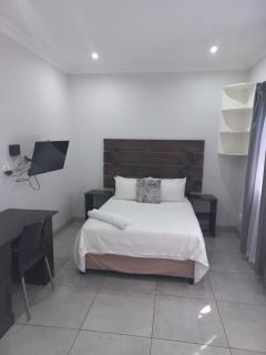 Triple9 Hatfield Guesthouse - 0