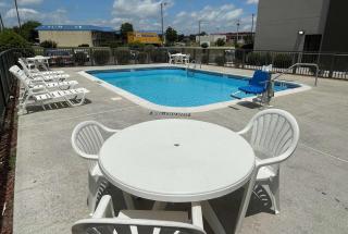 La Quinta Inn & Suites by Wyndham Fayetteville I-95 - Fayetteville - 1