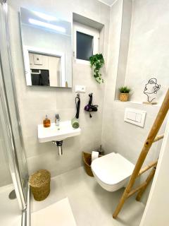 BRAND NEW Design studio Emerald - old town A/C - Bratislava - 3