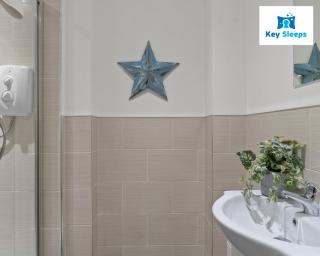 "Keysleeps Plymouth Pier Holiday Home with Free Parking" - 3