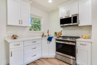 Central Lafayette location w/King Bed & Coffee Bar - Lafayette - 8