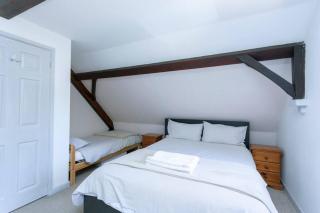 3 The Old Schoolhouse: hot tub, log burner, parking, en-suite - 3