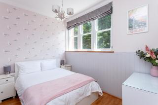 2 The Old Schoolhouse: En-suite, hot tub, parking, pets - 2