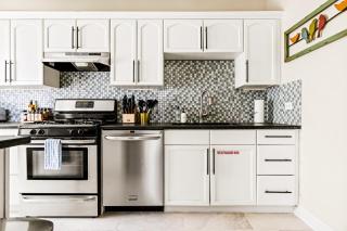 Stylish City Retreat - King Beds - Walk to Sloans Lake - 8