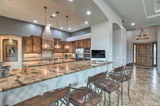 Pool and Spa Pet-Friendly Mansion in Phoenix! - Phoenix - 4