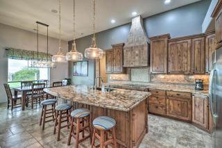 Pool and Spa Pet-Friendly Mansion in Phoenix! - Phoenix - 3