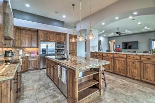 Pool and Spa Pet-Friendly Mansion in Phoenix! - Phoenix - 2