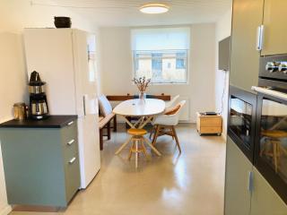 Villa med private værelser delt badeværelse/køkken, viby sj. - 0