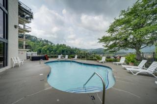 Stylish Gatlinburg Condo with Pool Walk Downtown! - Gatlinburg - 8