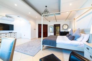 Palm Jumeirah Beachfront private pool villa 5 BR & 1 maids room with access to beach - Dubai - 5