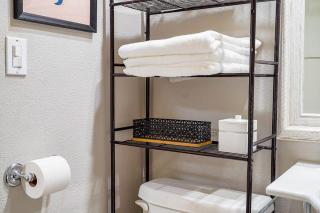 Colorful downtown condo, 2 bedrooms, king bed - Seattle - 1