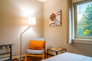 Colorful downtown condo, 2 bedrooms, king bed - Seattle - 2
