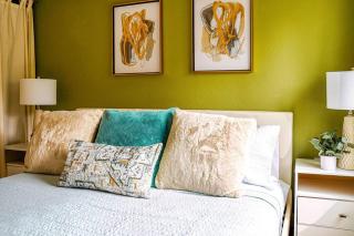 Colorful downtown condo, 2 bedrooms, king bed - Seattle - 1