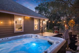 The Overlook Cottage . King Bed . Mini Lake View - Canyon Lake - 0