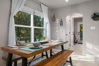 The Overlook Cottage . King Bed . Mini Lake View - 4