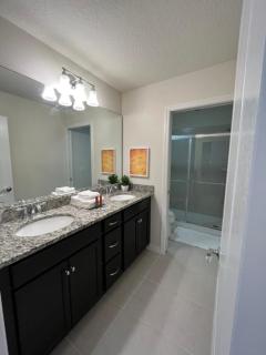 7 Bedrooms 55 Bathrooms Windsor Westside2476 - 2