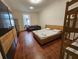 Coin Apartments & Poshtel - Chernivtsi - 2
