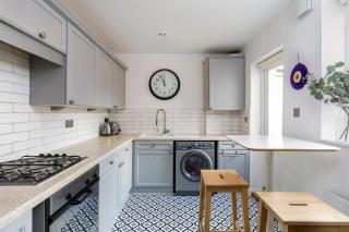 Beachfront Getaway 2-Bedroom House with FREE Private Parking & Patio - Brighton & Hove - 7