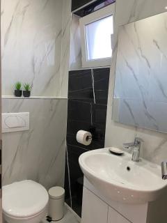 Queen Apartments - Vir - 1