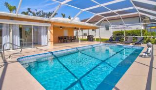 Peaceful And Upscale! Right On Water - Cape Coral - 0