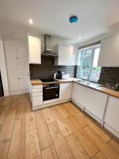 Groups and Contractors - Newly Renovated 4-bed - 6
