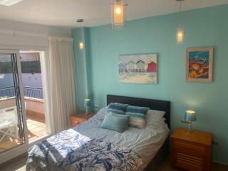 Self Catering Luxury Villa in the beautiful area of Puerto Santiago Tenerife with 5 bedrooms 2 Sofabeds for up to 10 guests private swimming pool and many other activities to entertain the family Secure parking for 2 cars and disabled access throughout - Puerto de Santiago - 1