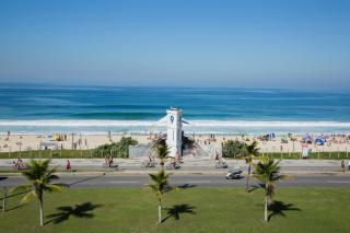 Vista FRONTAL Praia do Recreio em Condomínio com Piscina, Estacionamento, Portaria 24h e Área de Lazer Completa - 2 Quartos com Varanda e Cozinha Completa - 5