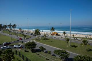 Vista FRONTAL Praia do Recreio em Condomínio com Piscina, Estacionamento, Portaria 24h e Área de Lazer Completa - 2 Quartos com Varanda e Cozinha Completa - 4