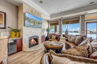 The Villa on Matern New Listing - Horseshoe Bay - 4