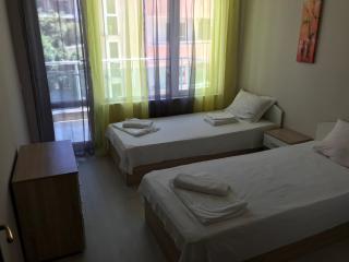 Budget Holiday Apartments First Sea Line Coast - Pomorie - 6
