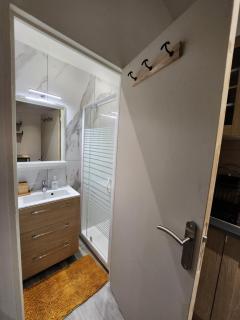 Studio climatisé avec cour privé en Rez-de-chaussée centre historique - Avignone - 4