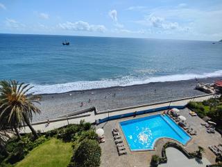 By the Beach & Pool Apartment - 1