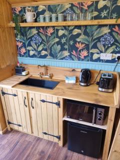 Woodie the shepherds hut - sleeps 4 - 5