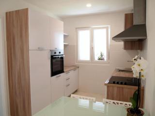 Black&White, own parking - 2