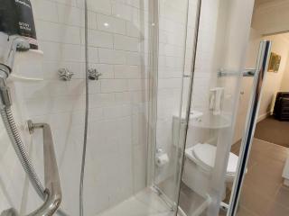 Dawns Sleeps 4 in 2 queens with 2 ensuites wifi in town. - Daylesford - 9