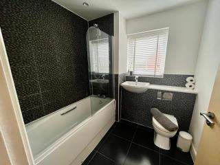 3BR-Sleeps 6 -Walk to Etihad & AO Arena - 4