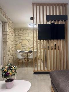 Sun & Stone House - 3