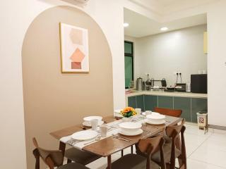 Platino,2 min walk Paradigm mall,2BR 6PAX by Hint - 2