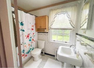 Home Sweet Home Suite #1, near Liberty University, and Lynchburg Hospital, Deluxe Queen Size Bedroom - 6