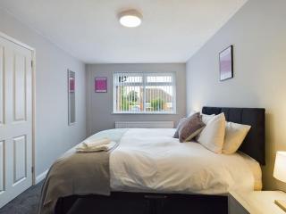 Luxury accommodation by Our Home Short Stays with free parking fast wifi and TVs in every room ideal for contractors and families - Macclesfield - 1